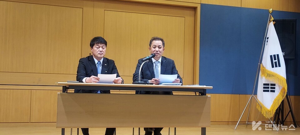 지난 18일  강충규 부회장(좌), 강정훈 총무이사(우)가 기자간담회를 개최했다.