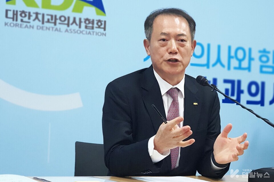어제 개최된 기자간담회 (사진=덴탈아카이브) 박태근 협회장이 임총의 의미를 설명했다. 