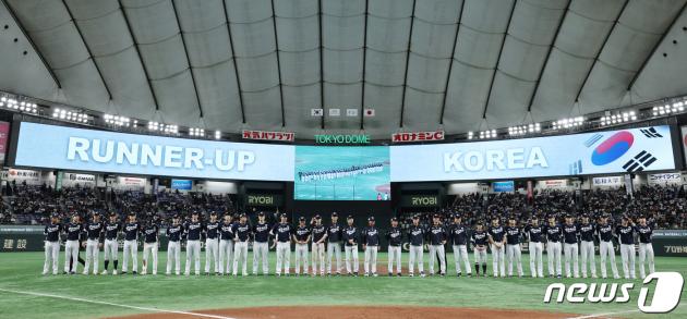 19일 오후 일본 도쿄돔에서 열린 '2023 아시아프로야구챔피언십(APBC)' 시상식에서 준우승을 차지한 대한민국 야구대표팀 선수들이 도열해 있다. 2023.11.19/뉴스1 ⓒ News1 이재명 기자