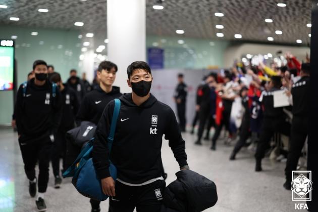 지난 19일 중국에 도착한 태극전사들을 향해 중국 팬들이 환호하고 있다 (대한축구협회 제공)