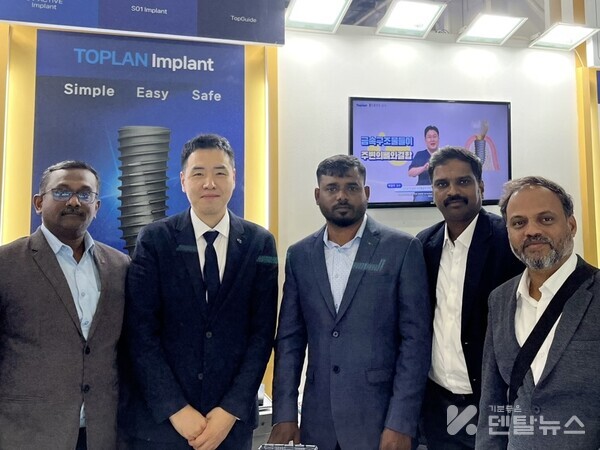 탑플란 해외영업본부 임직원들과 탑플란 부스를 찾은 중동∙아프리카 관계자들