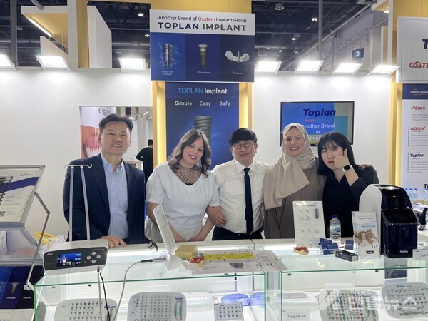 탑플란 해외영업본부 임직원들과 탑플란 부스를 찾은 중동∙아프리카 관계자들