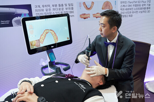 최광효 원장이 직접 iTero Lumina™를 시연중 