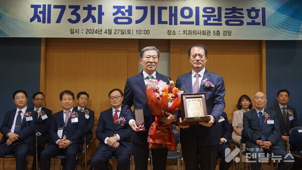 협회대상 공로상 수상자인 최남섭 고문(왼쪽), 박태근협회장(오른쪽)