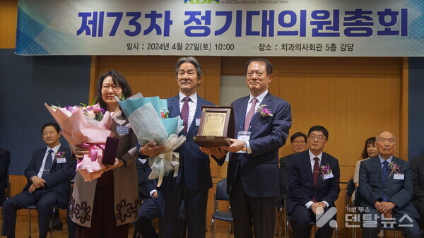 협회대상학술상 수상자인 신동훈 교수(가운데), 박태근 협회장 (오른쪽)