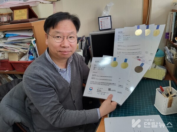 특허등록증을 보여주고 있는 이병우 소장