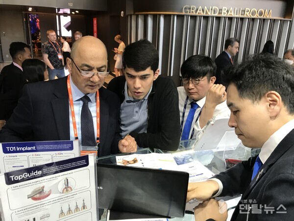 오스템임플란트월드미팅에서  제품은 우수하고 가격은 합리적인 탑플란이 주목받았다. 