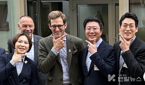 라우터 비타 회장(가운데)와 강정호 미니쉬테크놀로지 대표(오른쪽 두번째)가 기념촬영을 하고 있다.