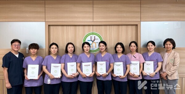 (왼쪽부터)이재관 진료처장, 도혜진, 홍가현, 전소영, 홍미선, 홍혜진, 김재은, 김지은, 김다솜, 권경옥 진료지원과장