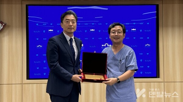 20년 장기근속 표창패 전달식 (좌: 정종혁 학장, 우: 김형섭 교수)