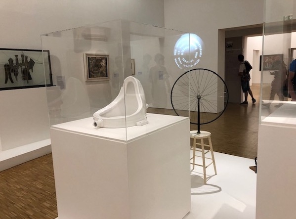 전시장에 전시된 작품  「샘」  마르셀뒤샹 1917년 (1964년 복제) 36/48/61  파리 퐁파두 , 국립현대미술관