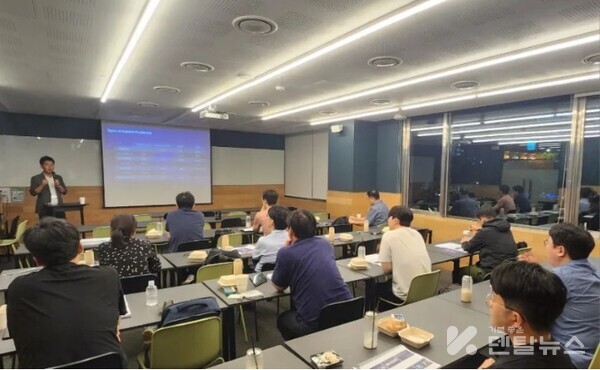 엄상호 원장이 진료적 차별화를 설명하고 있다. 