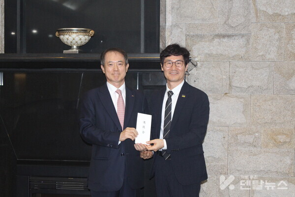 치협 지원금 전달  빅태근 회장(왼쪽) 경북치과의사회 염도섭 회장(오른쪽)