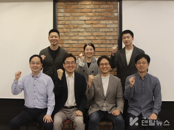 (앞줄왼쪽부터) 이승준 위원, 정현성 위원장, 곽영준 위원, 설현우 위원이창훈 위원, 정유진 위원, 김정주 위원