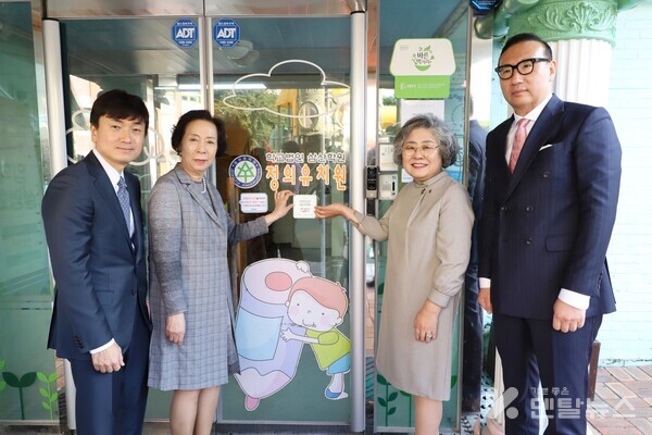 (왼쪽부터)충치예방연구회 이병진 공동회장, 정의유치원 김영희 원장, 치위협 황윤숙 협회장, 롯데웰푸드 배성우 상무