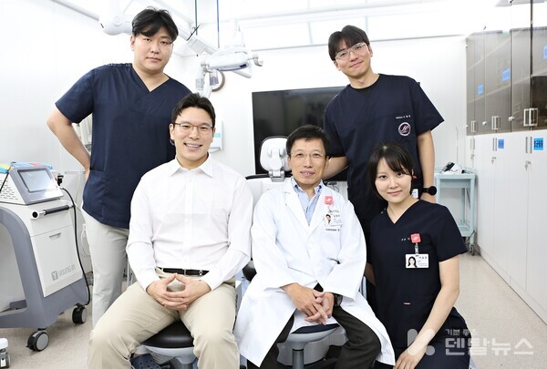 양병은 교수(앞줄 가운데)와 한(Han) 교수(앞줄 왼쪽)가 디지털 악교정 수술 교육 후 기념 촬영을 하고 있다.