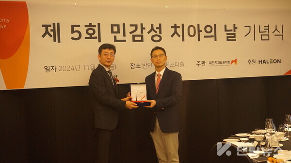 김진우 회장(왼쪽), 박정원 교수 (오른쪽) 