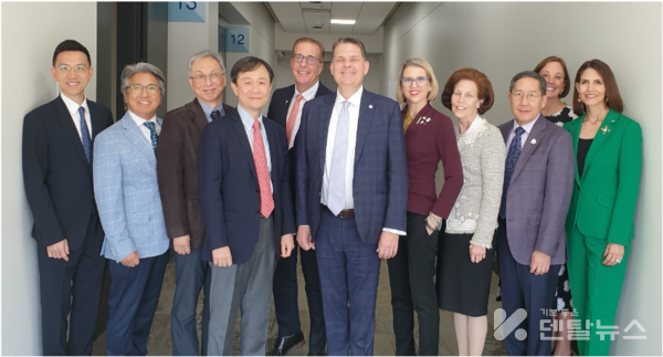 미국치주학회(AAP) 학술대회 대한치주과학회 방문단과 미국치주학회 회장단과의 단체사진