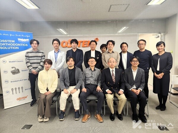 백운봉 원장(앞줄 좌측에서 세 번째)이 강의 종료 후 일본 치과의사들과 기념사진을 촬영하고 있다.