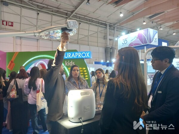 ‘OMD Congress 2024’ 덴티스 부스에서 LUVIS 라이트를 소개하고 있다.