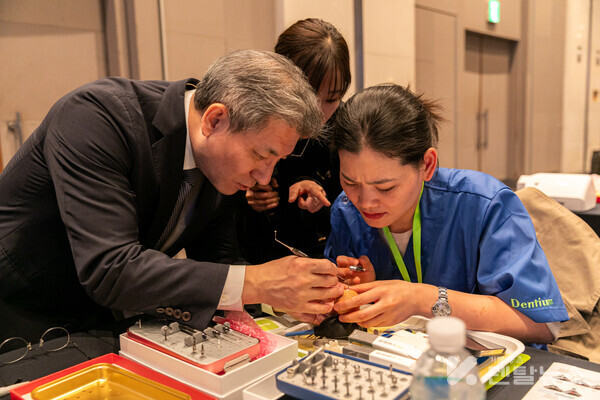 임상철원장이 핸즈온을 진행하고 있다. 