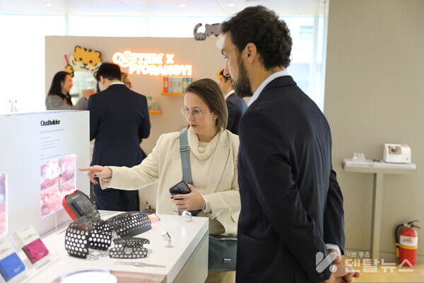 브라질 맨딕대학 관계자들이 오스템임플란트 서울 중앙연구소에 마련된 제품전시관을 둘러보는 모습