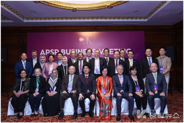 APSP business meeting에 참석한 한국 대표 구영 명예회장 (앞줄 오른쪽 끝)과  각국의 참가자