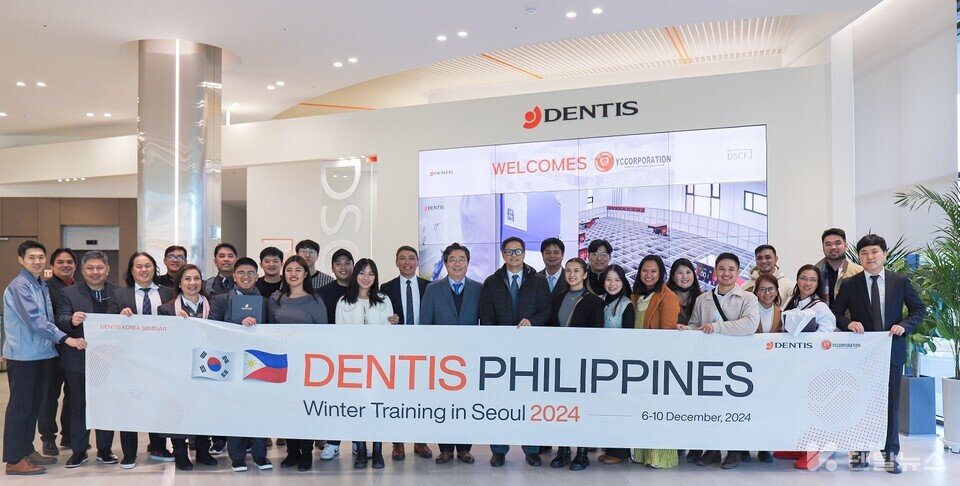 덴티스 신공장 투어 후 단체 기념 사진을 촬영하고 있다.