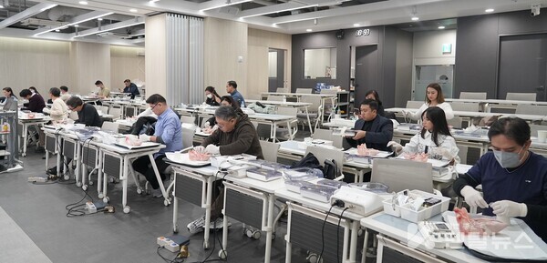 덴티스 문정캠퍼스에서 ‘GBR Hands On Training’을 진행하고 있다.