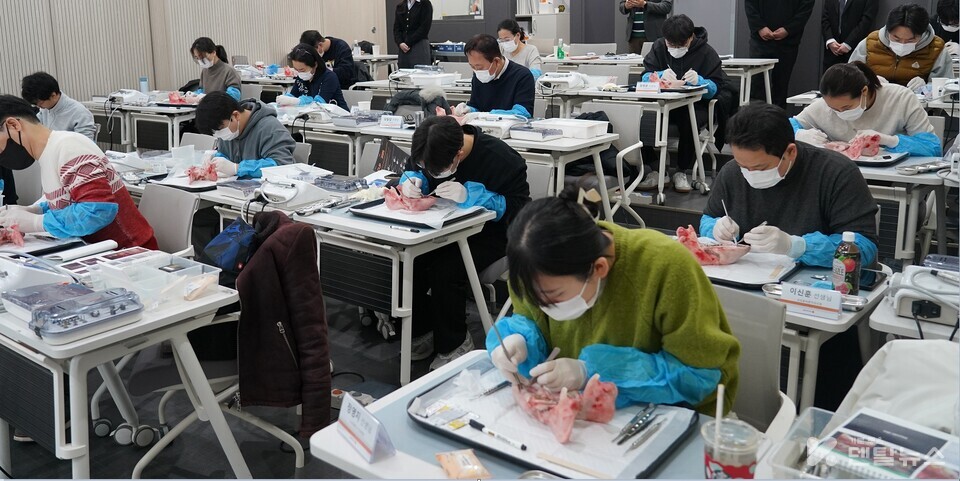 ▲‘SOFT TISSUE GRAFT SEMINAR’ 참여자들이 핸즈온 실습을 하고 있다