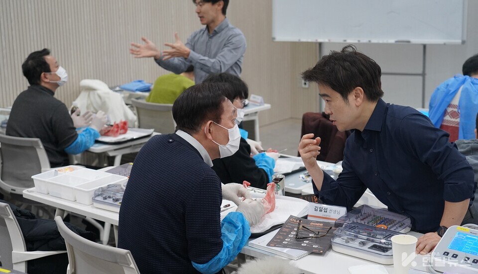 ▲이동운 교수와 임현창 교수가 참여자들의 질의에 답하고 있다.