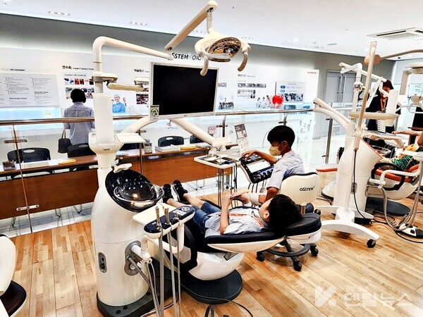 오스템임플란트 생산총괄본부가 개최한 패밀리 데이에 참가한 임직원 자녀들이 회사 시설을 체험하고 있다