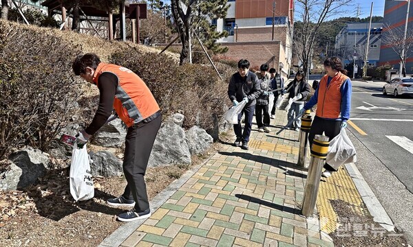 지난해 3월 오스템임플란트 임직원들이 지역 내 소외계층 가정에 연탄을 후원하고 직접 배달하고 있다.