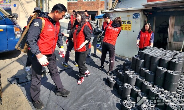 오스템임플란트 임직원들은 정기적으로 인근 산업단지와 수영천변에서 플로깅 행사를 진행하고 있다.