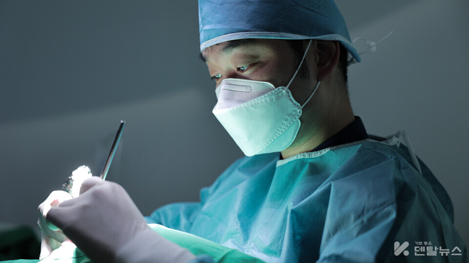 문홍열원장은  임플란트시술을 통해 환자들에게 새로운 삶을 선사하고 있다. 