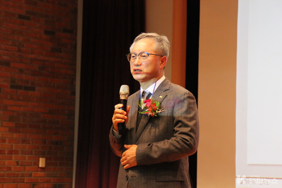 정기총회에서 선출된 이용근 신임동창회장