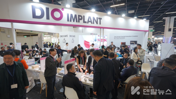 IDS 2025 디오 부스에 많은 참관객들이 모여있는 모습