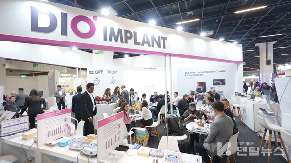 IDS 2025 디오 부스에 많은 참관객들이 모여있는 모습