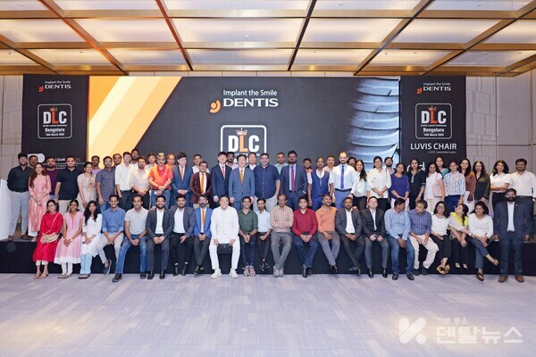 덴티스 인도법인 주최 ‘DENTIS LAUNCH CONFERENCE’ 개최를 기념하여 심기봉 대표(무대 중앙)가 주요 연자 및 현지 직원들과 함께 기념촬영을 하고 있다.