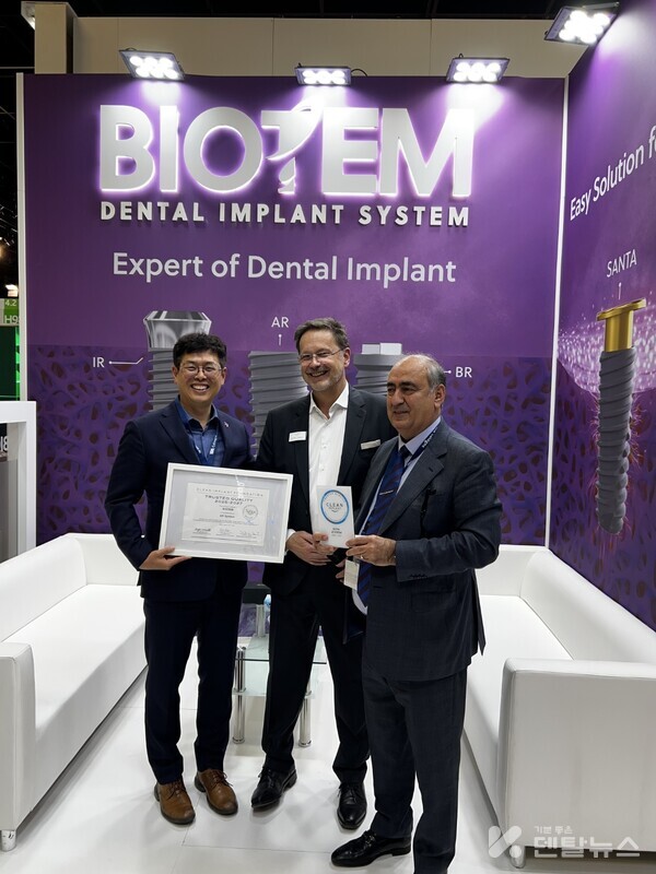 왼쪽이 이영호 대표 