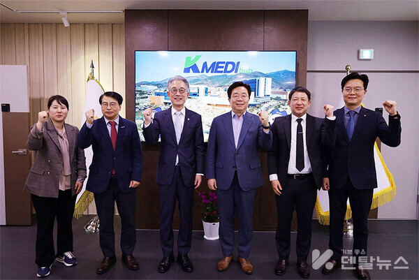 덴티스 심기봉 대표이사(좌측부터 네번째)와 케이메디허브 박구선 이사장(좌측부터 세번째)가 동종치아 골이식재 사업을 위해 협력하기로 했다.