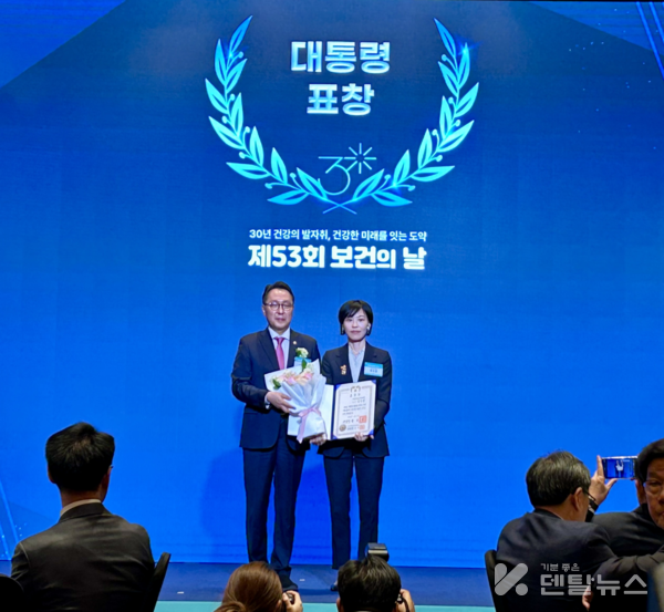 유수연  교수(오른쪽)