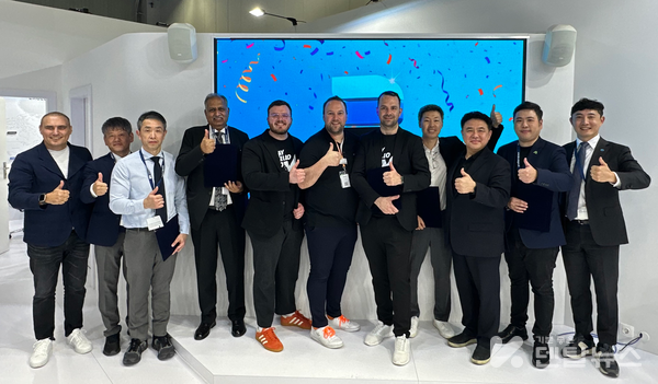 각국 파트너사와 함께 한 딜러십 세러모니 현장