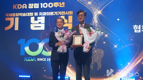 박태근 회장(좌)  협회대상학술상수상자 이해형교수(우)