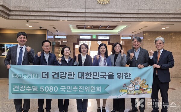 (좌측부터) 박상민 서울의대 교수, 이진한 동아일보 의학전문기자, 이주연 서울대 약학대학 교수, 윤지현 서울대 생활과학대학 교수, 송영옥 서울시립동대문실버케어센터장, 이지은 대한작업치료사협회장, 최종훈 연세대 치과대학 교수, 임지준 대한치매구강건강협회장