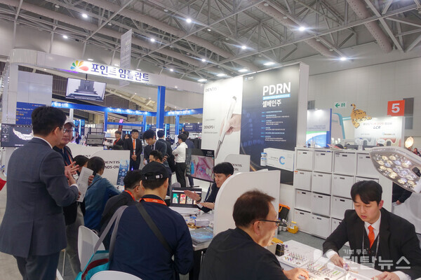 덴티스가 KDX2025에서 신제품 플렉시블 레진 ‘FLEXIBLE’을 선보이고 있다.