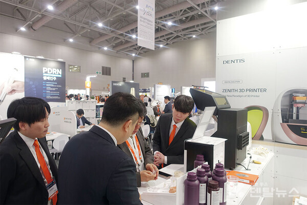 KDX2025 덴티스 부스의 핸즈온 존이 참관객들로 북적이고 있다.