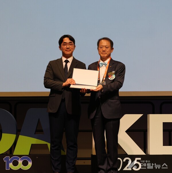 손큰바다 교수(좌측) 대한치과의사협회 박태근 회장(우)