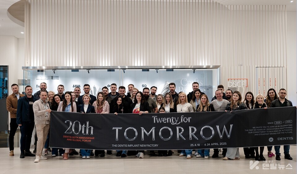 글로벌 고객들이 신공장투어후 기념촬영 