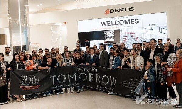 글로벌 고객들의 신공장투어기념 사진 촬영 